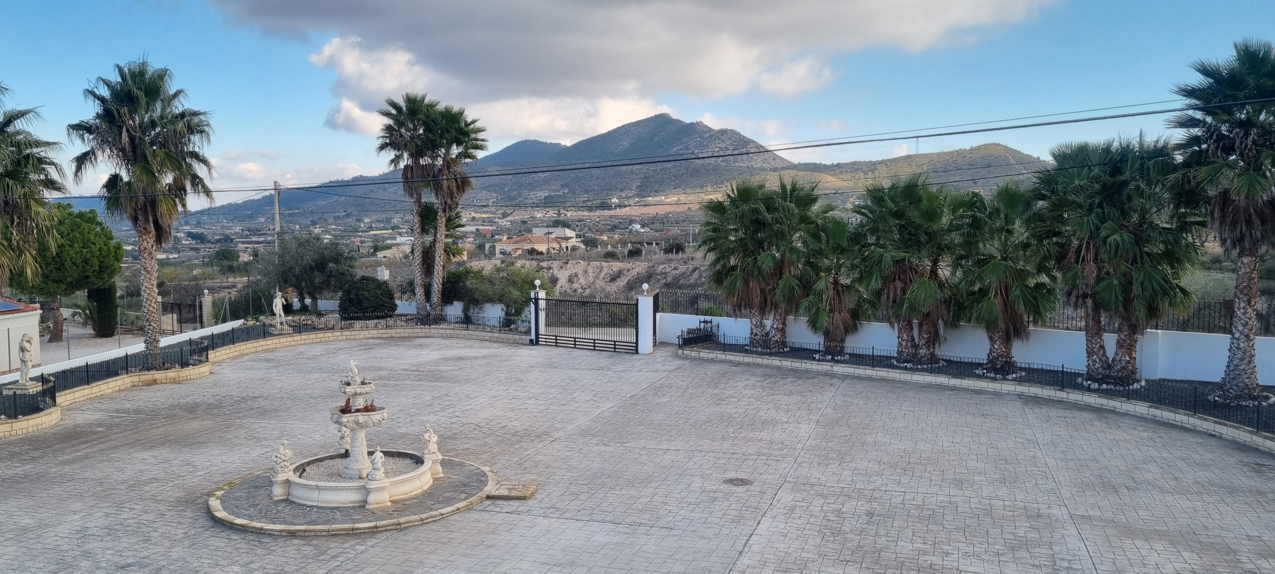 Unieke luxe villa met gastenverblijf en privézwembad te koop in Hondón de los Frailes