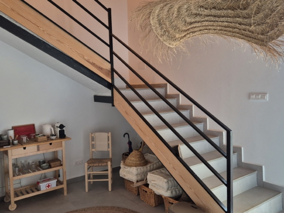 B&B te koop in Almansa: Unieke Off-grid Finca met Toeristische Licentie