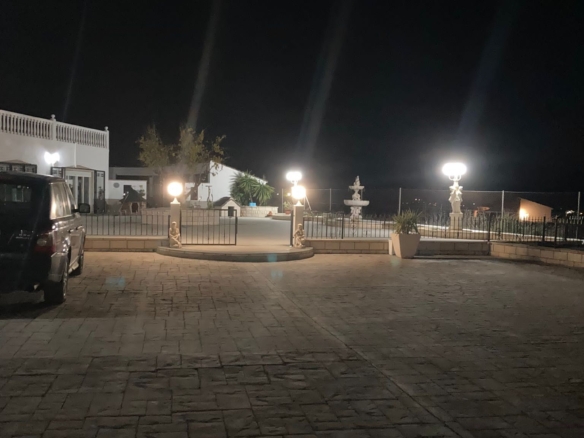 Unieke luxe villa met gastenverblijf en privézwembad te koop in Hondón de los Frailes