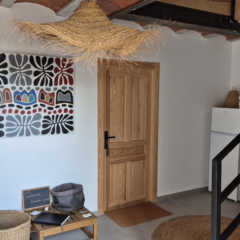 B&B te koop in Almansa: Unieke Off-grid Finca met Toeristische Licentie