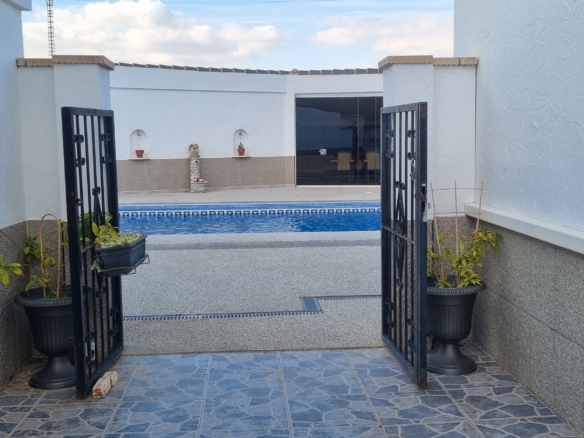 Unieke luxe villa met gastenverblijf en privézwembad te koop in Hondón de los Frailes