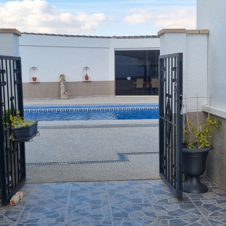 Unieke luxe villa met gastenverblijf en privézwembad te koop in Hondón de los Frailes