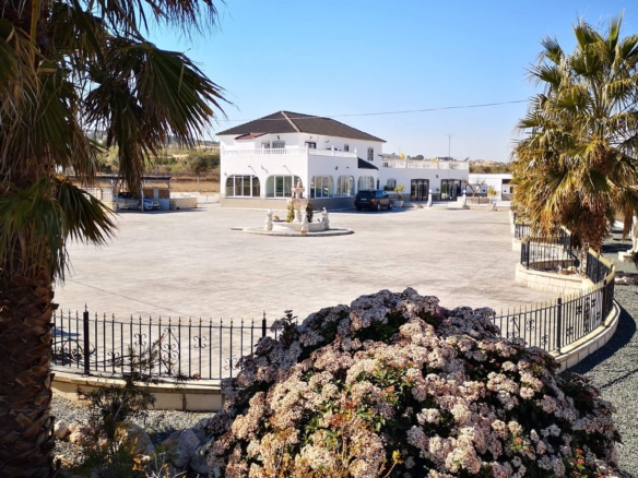 Unieke luxe villa met gastenverblijf en privézwembad te koop in Hondón de los Frailes