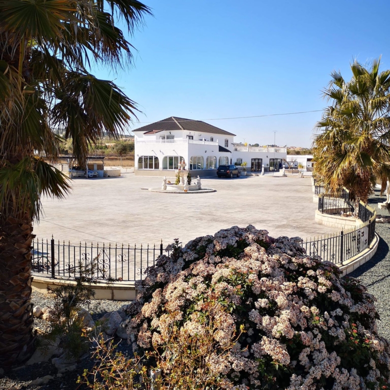 Unieke luxe villa met gastenverblijf en privézwembad te koop in Hondón de los Frailes