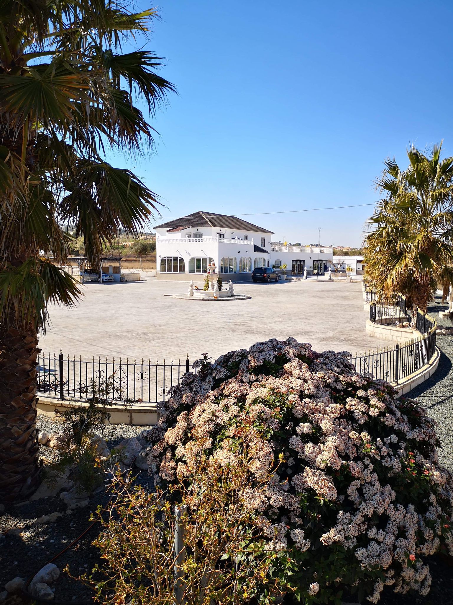 Unieke luxe villa met gastenverblijf en privézwembad te koop in Hondón de los Frailes