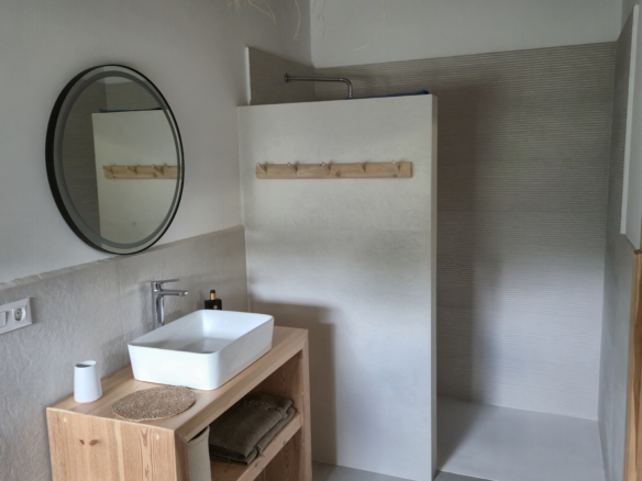B&B te koop in Almansa: Unieke Off-grid Finca met Toeristische Licentie