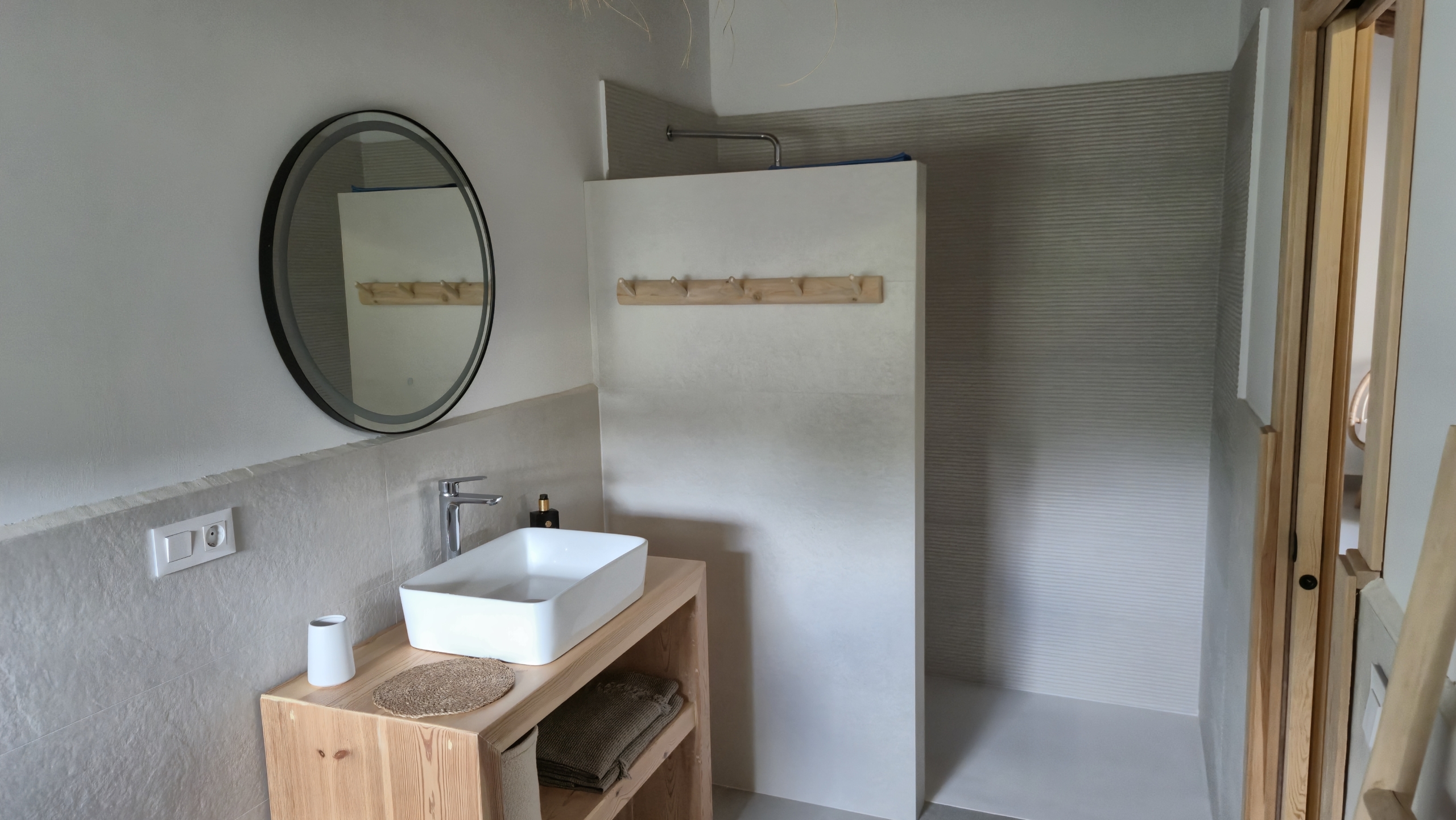 B&B te koop in Almansa: Unieke Off-grid Finca met Toeristische Licentie