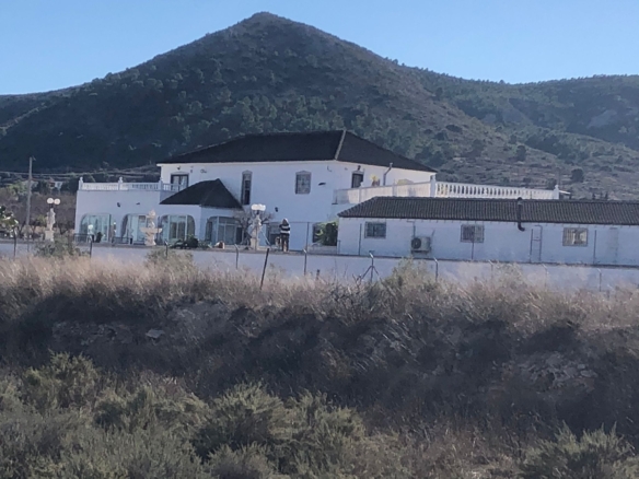 Unieke luxe villa met gastenverblijf en privézwembad te koop in Hondón de los Frailes