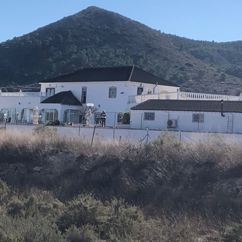 Unieke luxe villa met gastenverblijf en privézwembad te koop in Hondón de los Frailes