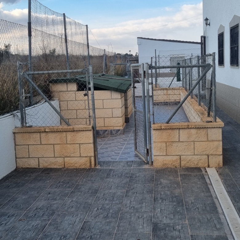 Unieke luxe villa met gastenverblijf en privézwembad te koop in Hondón de los Frailes