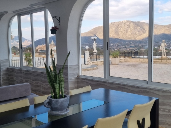 Unieke luxe villa met gastenverblijf en privézwembad te koop in Hondón de los Frailes