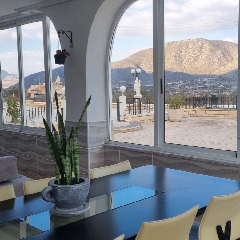 Unieke luxe villa met gastenverblijf en privézwembad te koop in Hondón de los Frailes