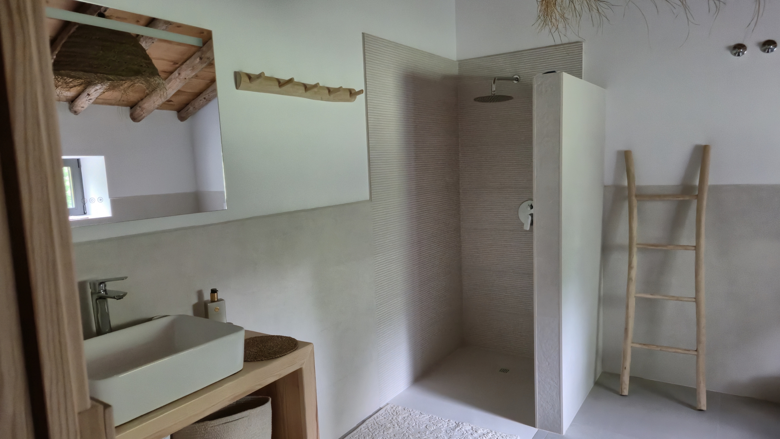 B&B te koop in Almansa: Unieke Off-grid Finca met Toeristische Licentie