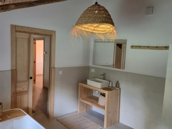 B&B te koop in Almansa: Unieke Off-grid Finca met Toeristische Licentie