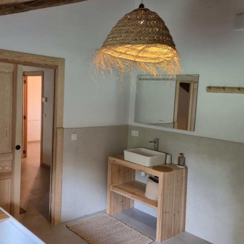 B&B te koop in Almansa: Unieke Off-grid Finca met Toeristische Licentie
