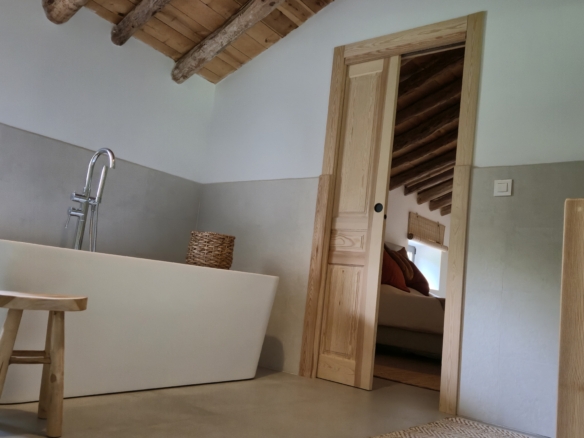 B&B te koop in Almansa: Unieke Off-grid Finca met Toeristische Licentie