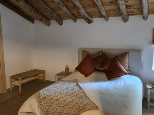 B&B te koop in Almansa: Unieke Off-grid Finca met Toeristische Licentie