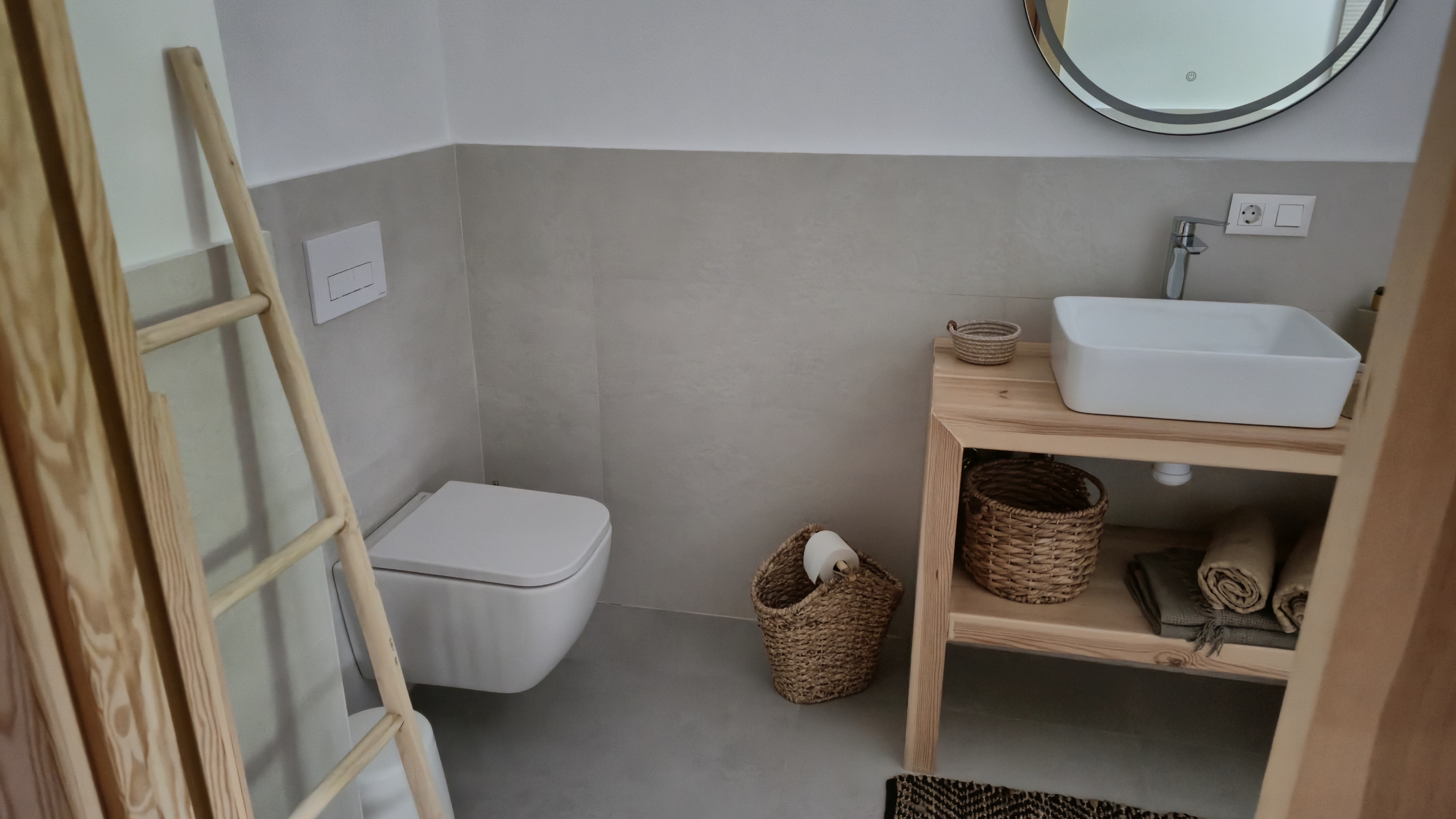 B&B te koop in Almansa: Unieke Off-grid Finca met Toeristische Licentie
