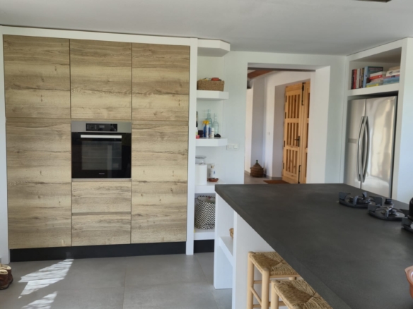 B&B te koop in Almansa: Unieke Off-grid Finca met Toeristische Licentie