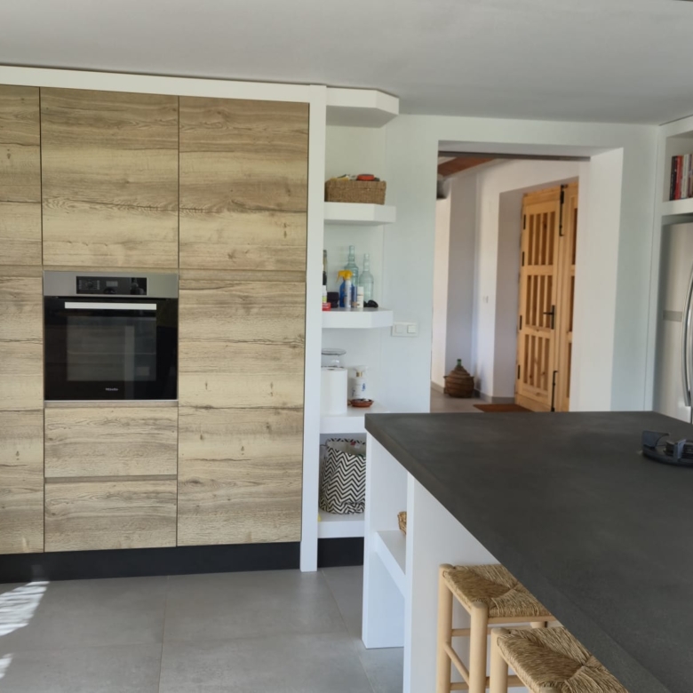B&B te koop in Almansa: Unieke Off-grid Finca met Toeristische Licentie