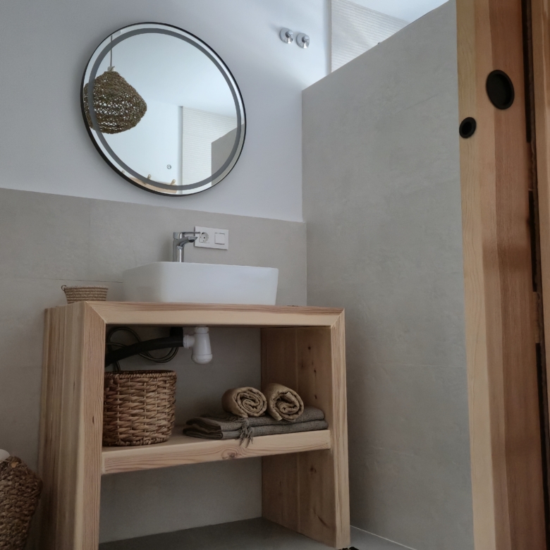 B&B te koop in Almansa: Unieke Off-grid Finca met Toeristische Licentie