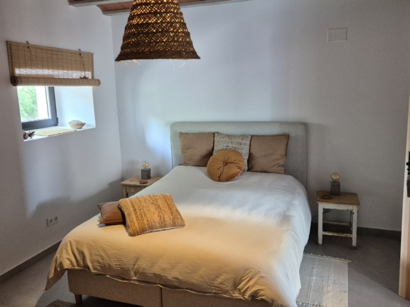 B&B te koop in Almansa: Unieke Off-grid Finca met Toeristische Licentie