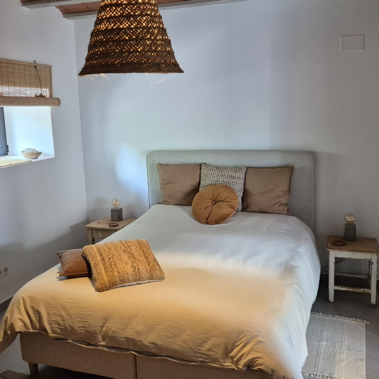 B&B te koop in Almansa: Unieke Off-grid Finca met Toeristische Licentie