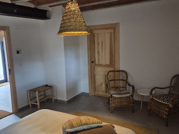 B&B te koop in Almansa: Unieke Off-grid Finca met Toeristische Licentie