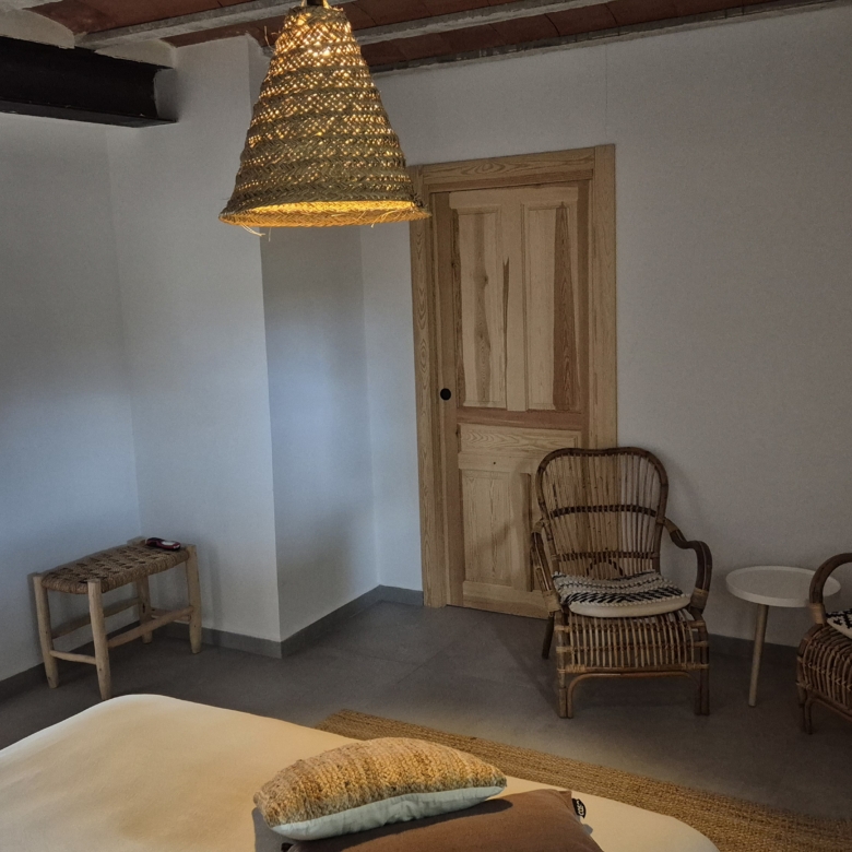B&B te koop in Almansa: Unieke Off-grid Finca met Toeristische Licentie