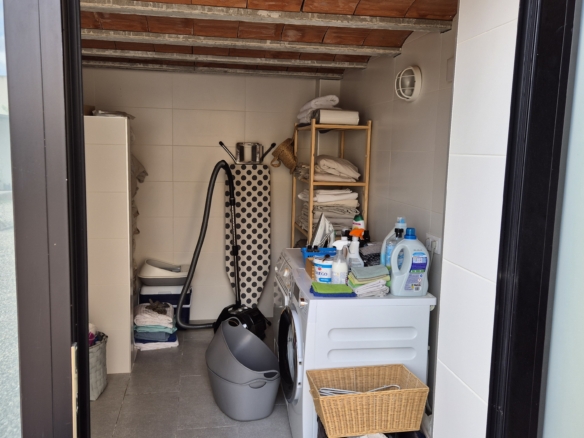 B&B te koop in Almansa: Unieke Off-grid Finca met Toeristische Licentie