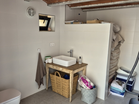 B&B te koop in Almansa: Unieke Off-grid Finca met Toeristische Licentie