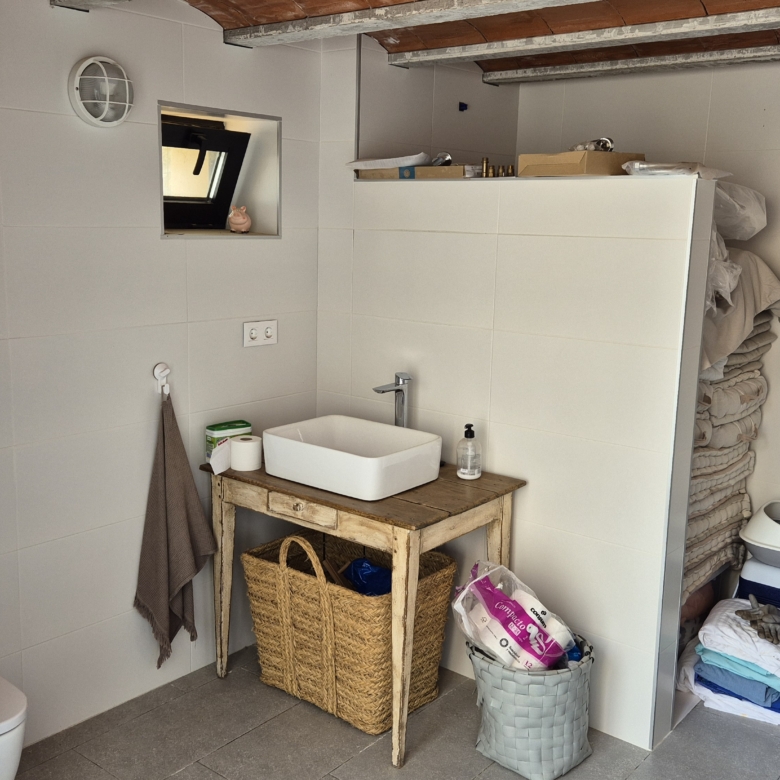 B&B te koop in Almansa: Unieke Off-grid Finca met Toeristische Licentie