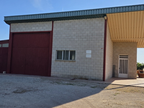Landelijk vastgoed met loodsen op een groot grondstuk in Yecla, Murcia