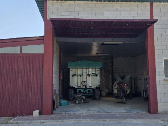 Landelijk vastgoed met loodsen op een groot grondstuk in Yecla, Murcia