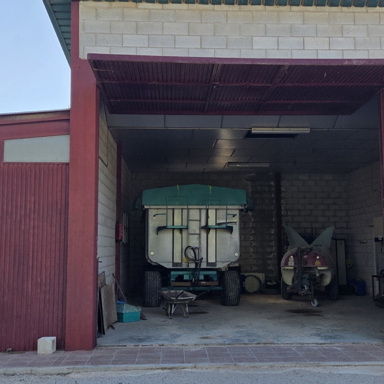 Landelijk vastgoed met loodsen op een groot grondstuk in Yecla, Murcia