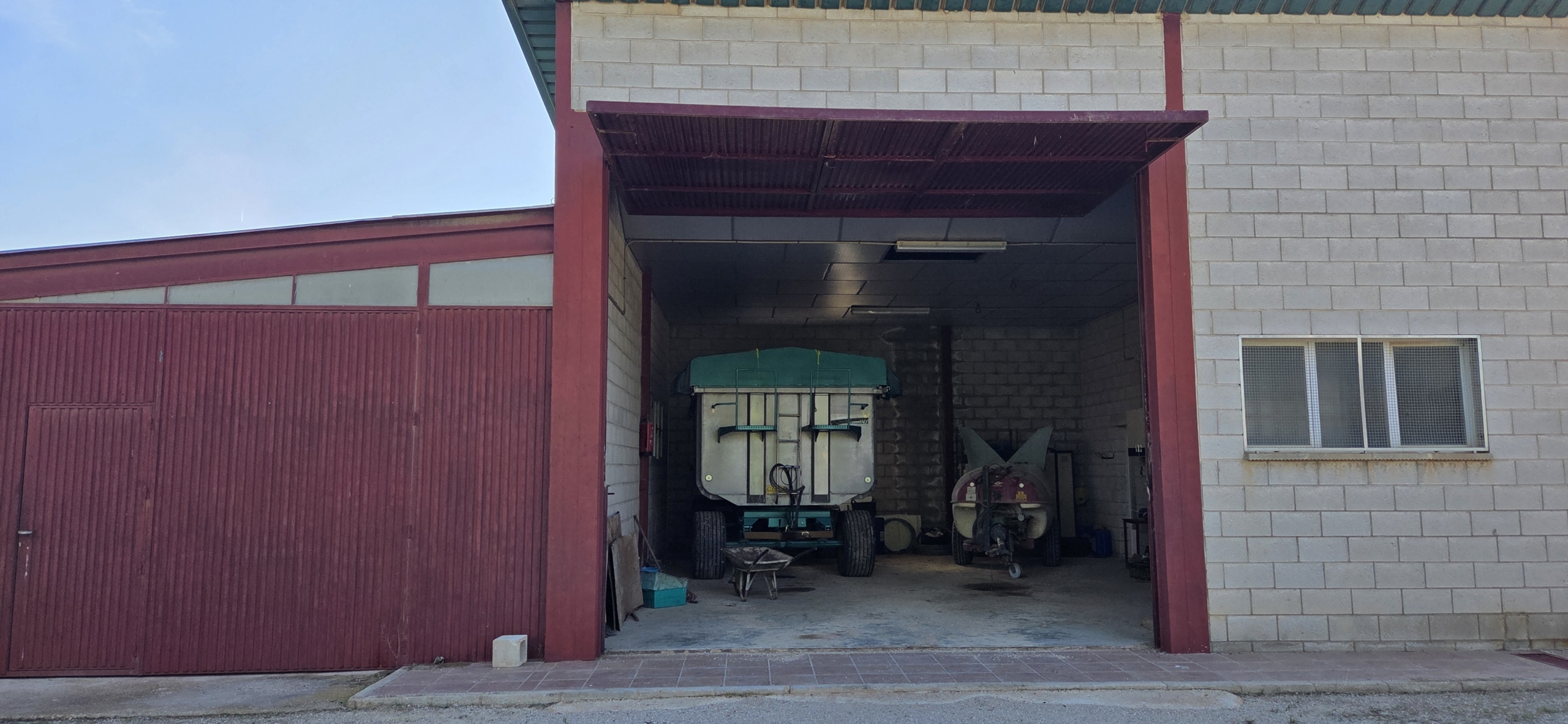 Landelijk vastgoed met loodsen op een groot grondstuk in Yecla, Murcia