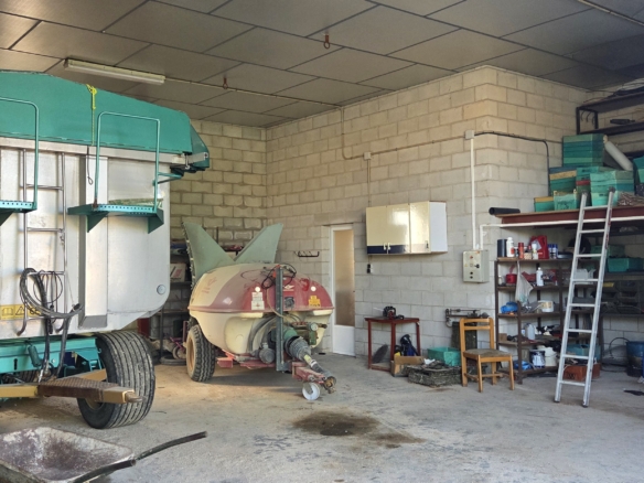 Landelijk vastgoed met loodsen op een groot grondstuk in Yecla, Murcia