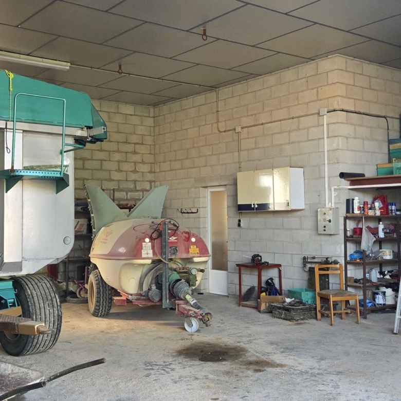 Landelijk vastgoed met loodsen op een groot grondstuk in Yecla, Murcia