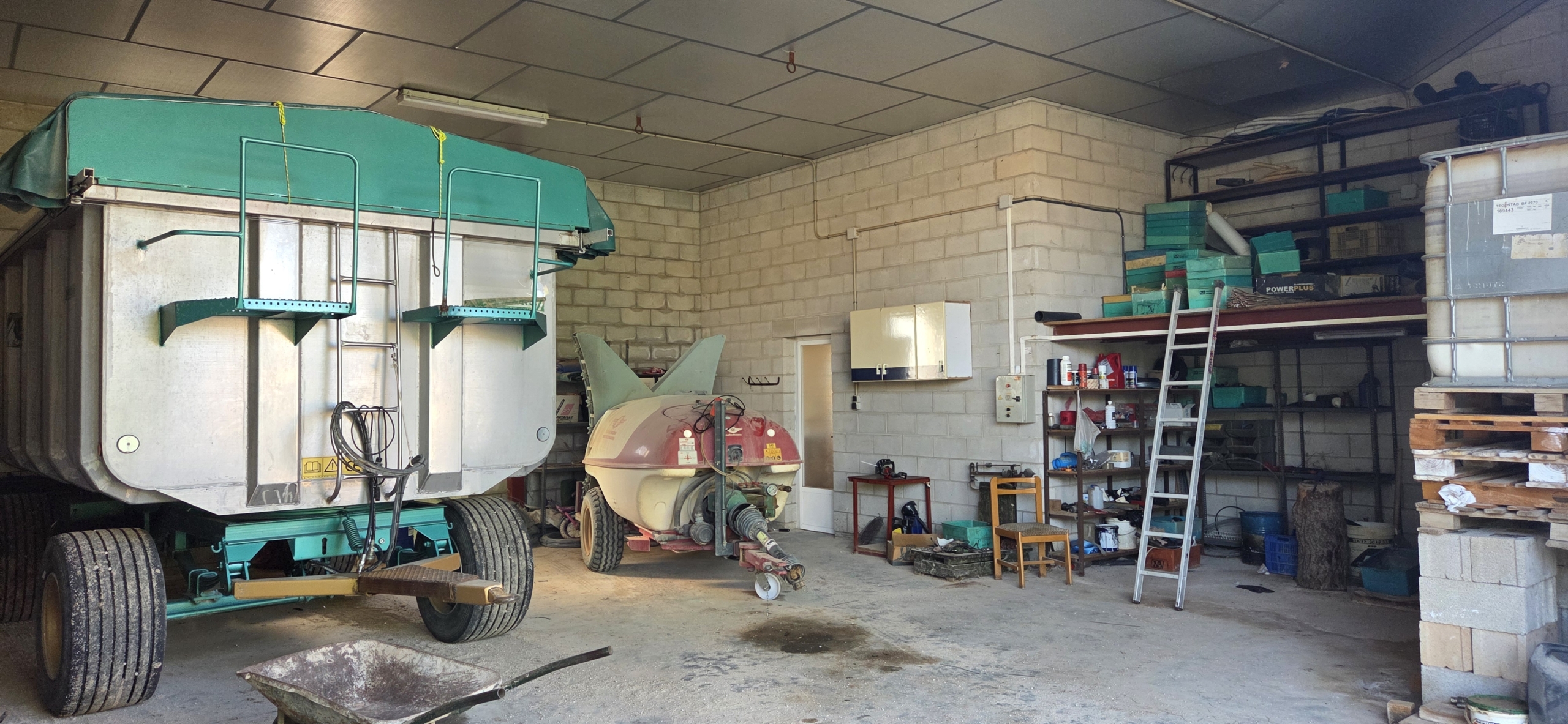 Landelijk vastgoed met loodsen op een groot grondstuk in Yecla, Murcia
