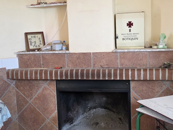 Landelijk vastgoed met loodsen op een groot grondstuk in Yecla, Murcia