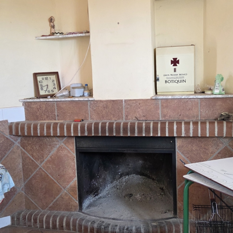 Landelijk vastgoed met loodsen op een groot grondstuk in Yecla, Murcia