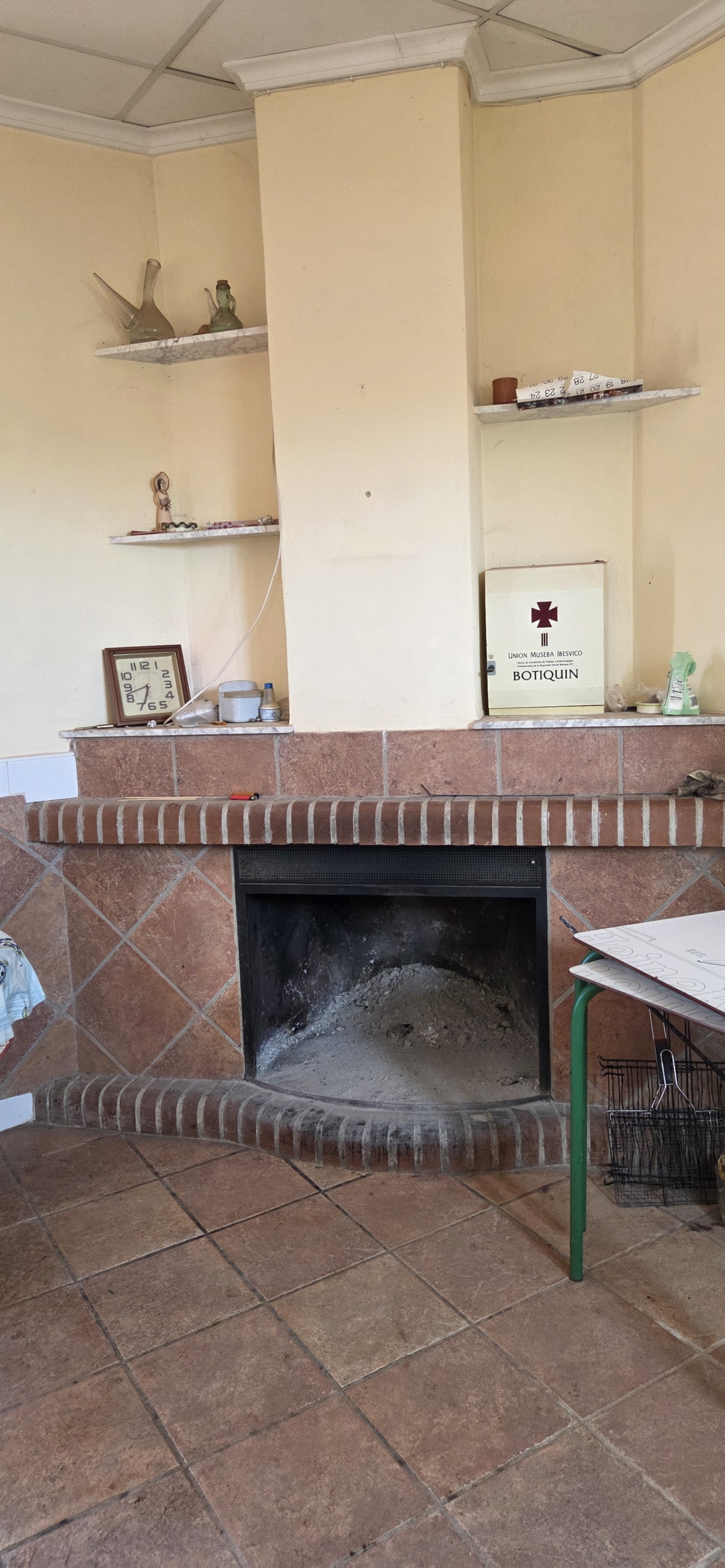 Landelijk vastgoed met loodsen op een groot grondstuk in Yecla, Murcia