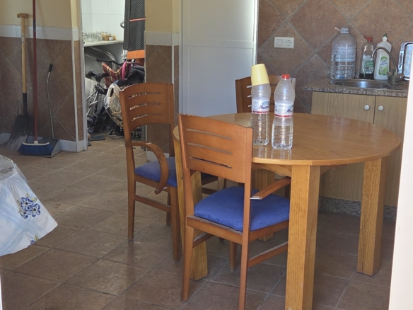 Landelijk vastgoed met loodsen op een groot grondstuk in Yecla, Murcia