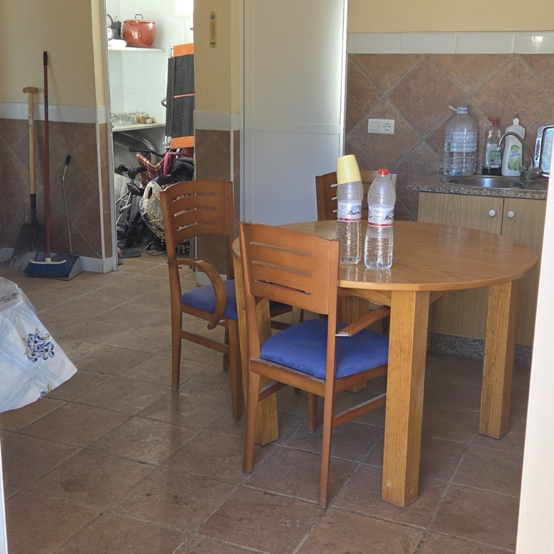 Landelijk vastgoed met loodsen op een groot grondstuk in Yecla, Murcia