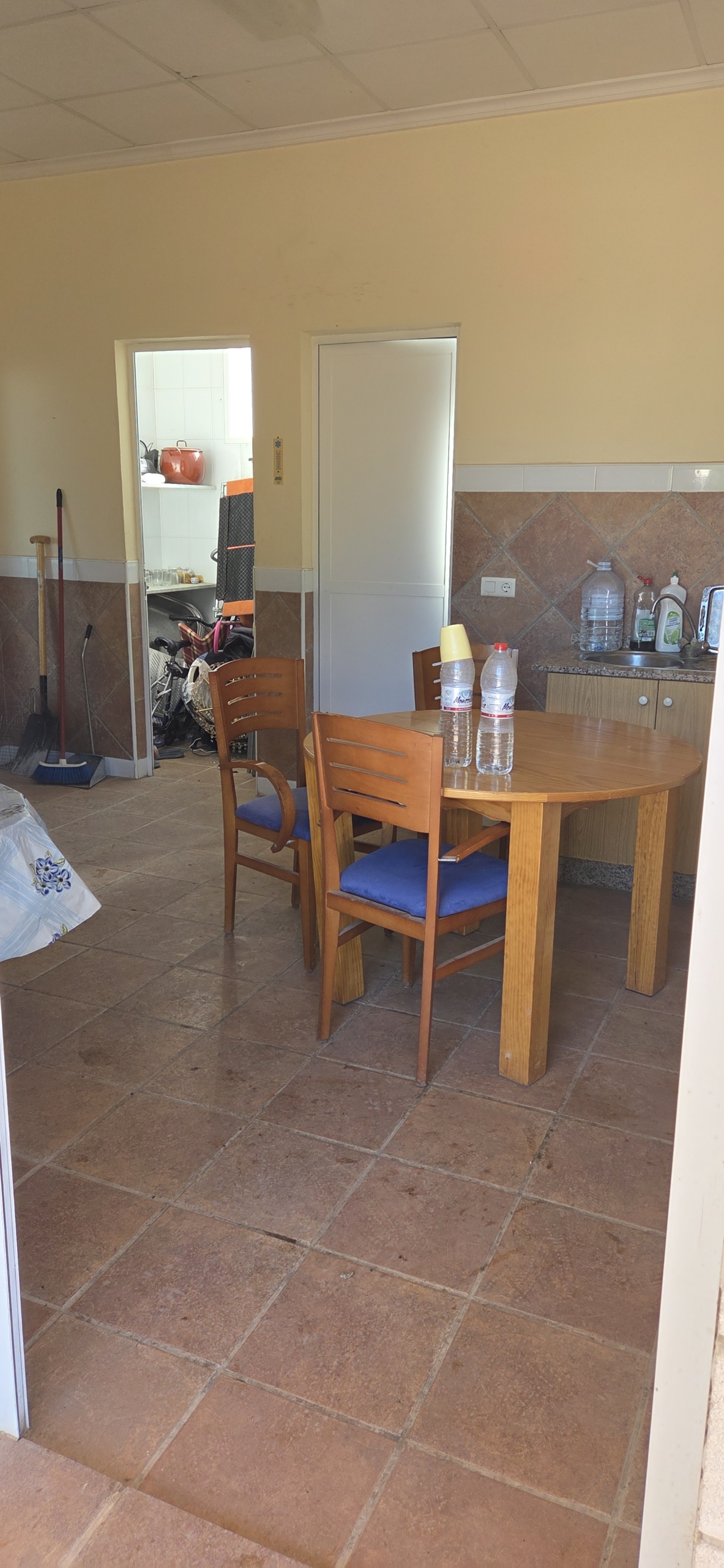 Landelijk vastgoed met loodsen op een groot grondstuk in Yecla, Murcia