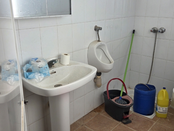 Landelijk vastgoed met loodsen op een groot grondstuk in Yecla, Murcia