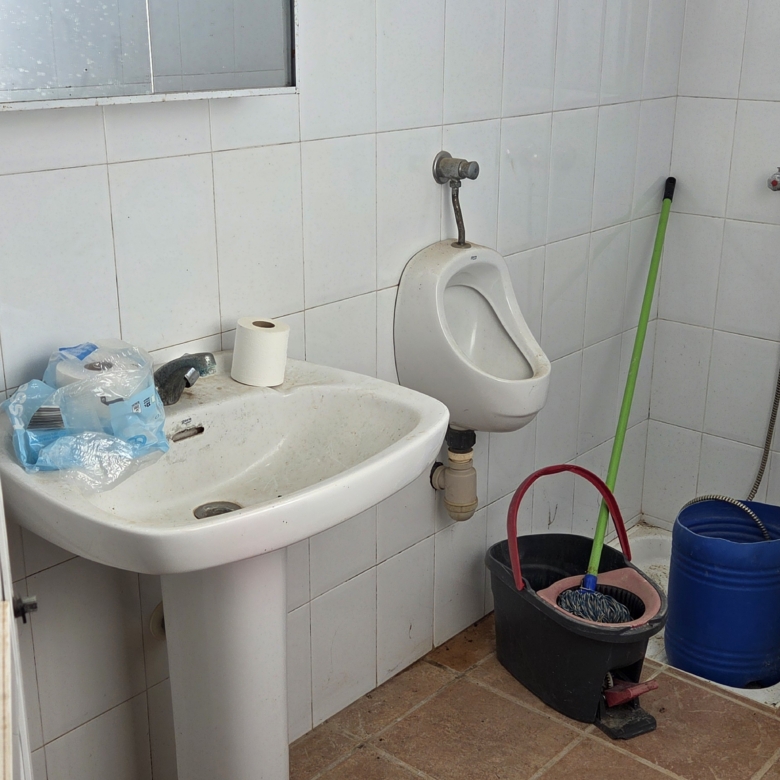 Landelijk vastgoed met loodsen op een groot grondstuk in Yecla, Murcia