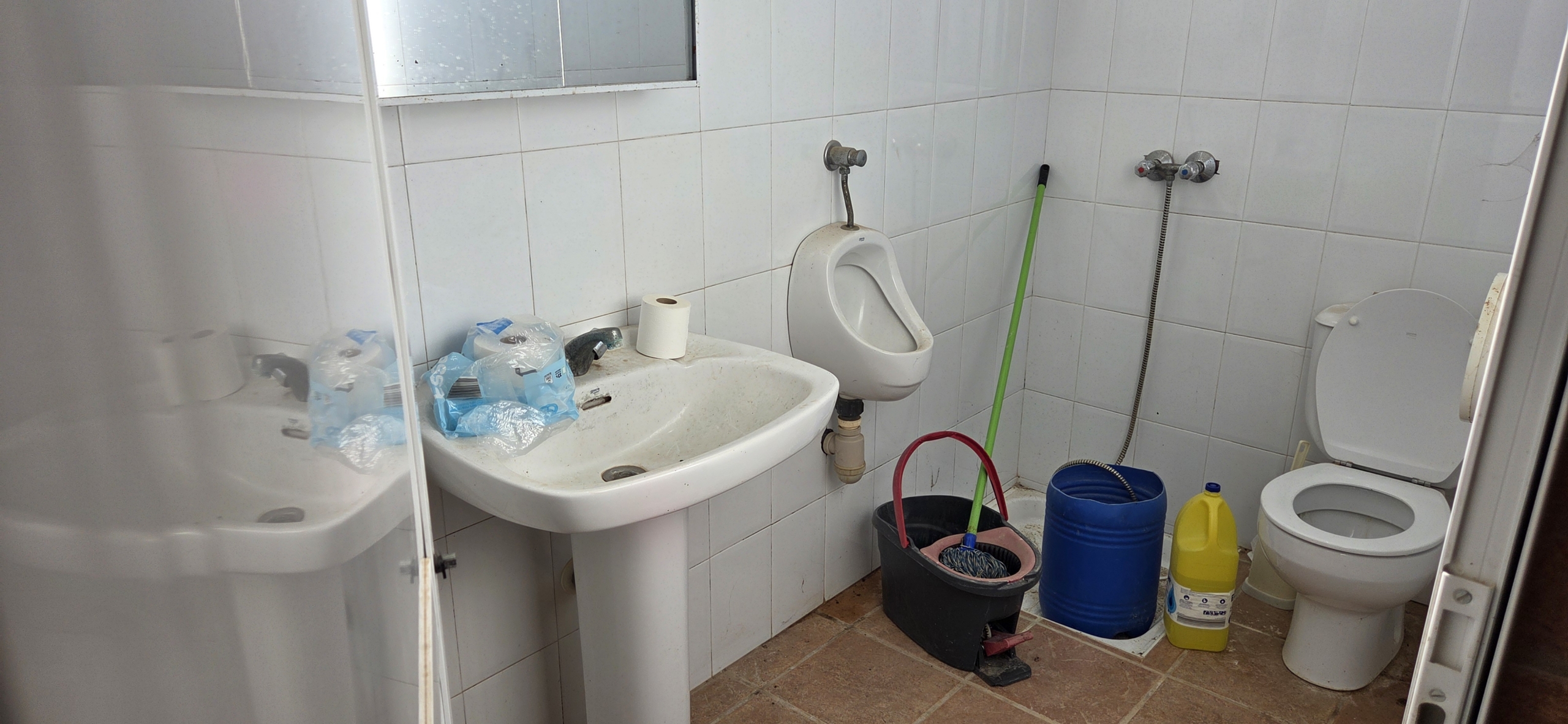 Landelijk vastgoed met loodsen op een groot grondstuk in Yecla, Murcia
