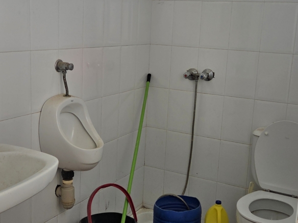 Landelijk vastgoed met loodsen op een groot grondstuk in Yecla, Murcia