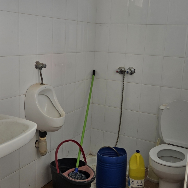 Landelijk vastgoed met loodsen op een groot grondstuk in Yecla, Murcia